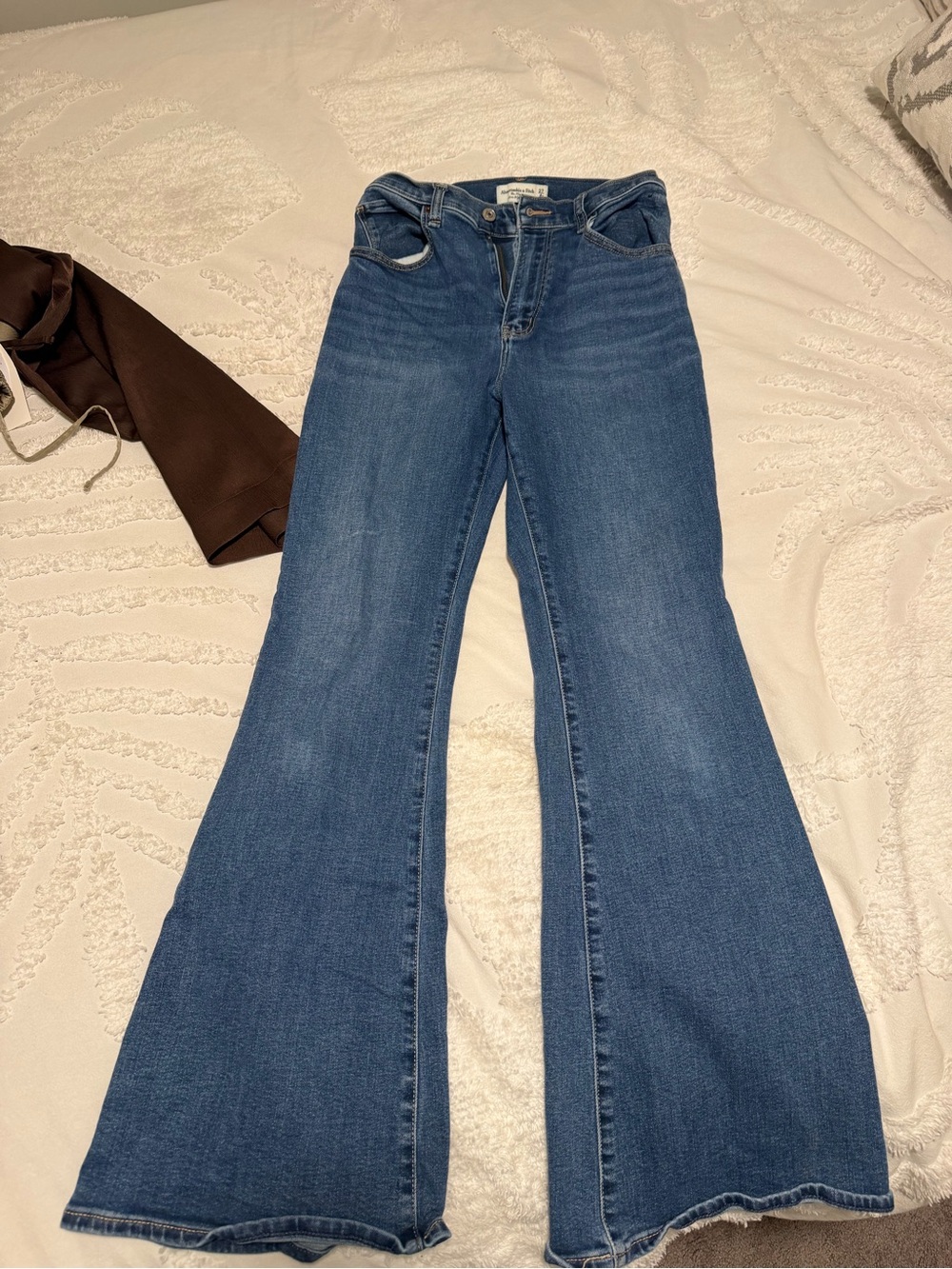Abercrombie & Fitch High-Rise Flared Jeans - Blue